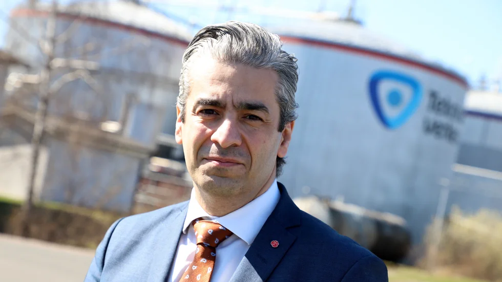 Energiminister Khashayar Farmanbar fritiseras av dagens insändarskribent Boo Nilsson. 