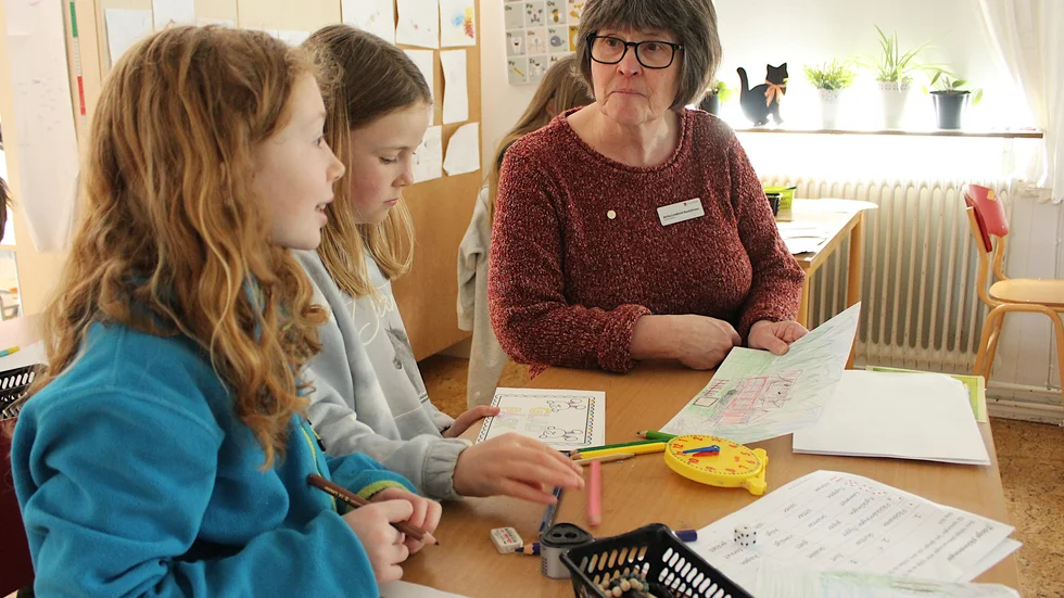 Iris Nensén och Lina Hansson pratar med läraren Anita Lindblom Gustafsson.