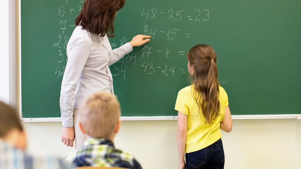 Debattörerna pekar på att det på varje skola måste finnas tillräckliga resurser så att arbetssituationen blir hållbar och alla elever får det stöd de har rätt till.