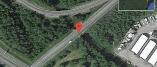 Lastbil stillastående på E4 - helt stopp i ett körfält