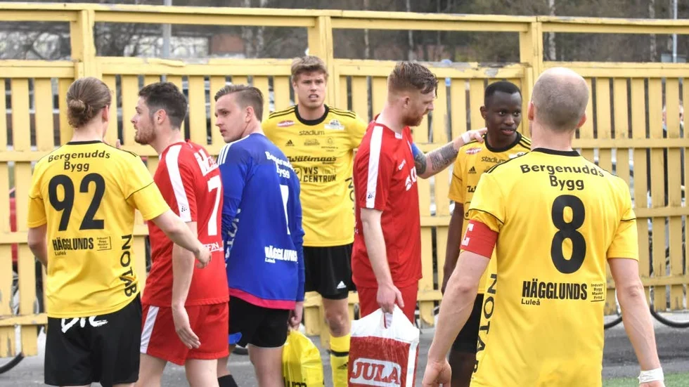 Upprört. Kirunas lagkapten Kieran Conibear-Trathen lägger armen om Notvikens Tout-Puissant Kanamugire direkt efter händelsen som nu är anmäld till förbundet.
