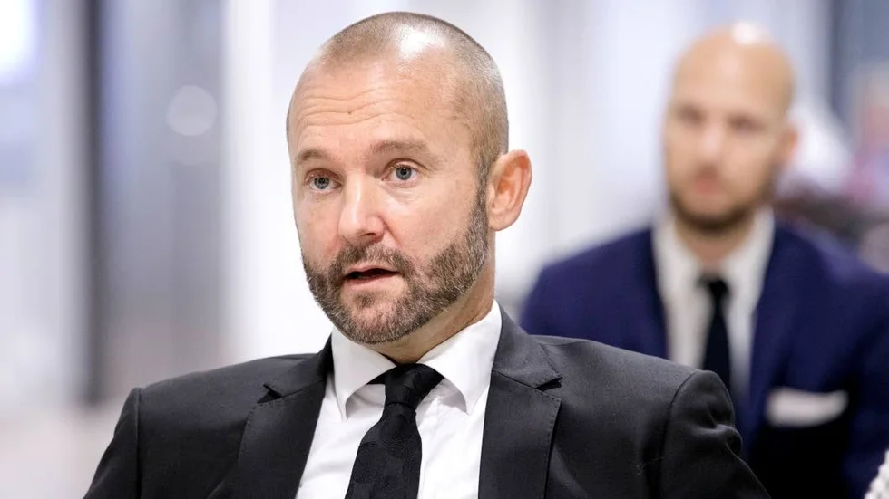 Advokat Jens Arnhof, som försvarar den 33-årige mannen ssäger att hans klient är utpekad som spindeln i nätet.