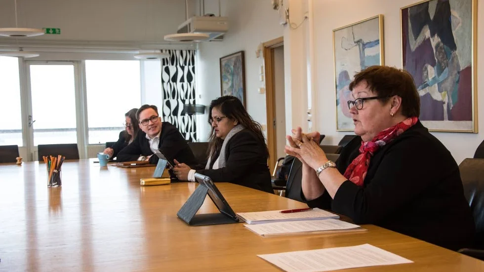 Redogör för beslut. Kommunledningen och oppositionen håller presskonferens efter kommunstyrelsens arbetsutskott, närmast i bild syns kommunalrådet Yvonne Stålnacke (S). Längre bort syns Nina Berggård, (V), Thomas Olofsson (L) och Carola Lidén, (C) delvis skymd.