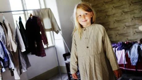 Modern tös i modefrån förr. Joline Angelöv från Visby tog chansen att prova kläder från gamla tider på Norrbys i Väte.