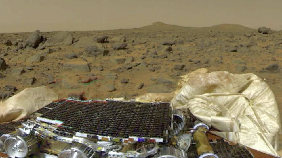 Utsikt över mars yta efter landning 1997 med farkost som förde med sin fordonet i bild.