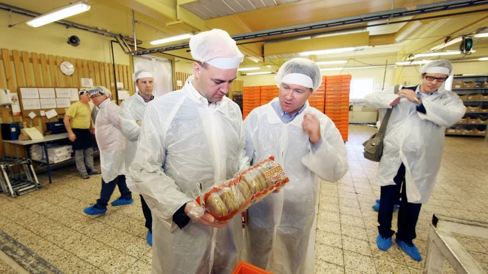 Fredrik Reinfeldt på besök hos Eskelunds 2008, och visst är det en viss redaktör som skymtas i bakgrunden.