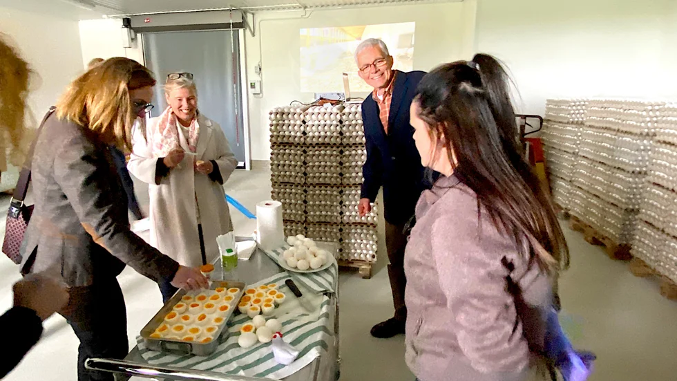 Ingrid Eiken Holmgren, generaldirektör för Statens Fastighetsverk, invigde det nya hönsstallet tillsammans med Per och Joakim Sandqvist och fick smaka på nyvärpta, kokta ägg som serverades av Matilda Tallgren.