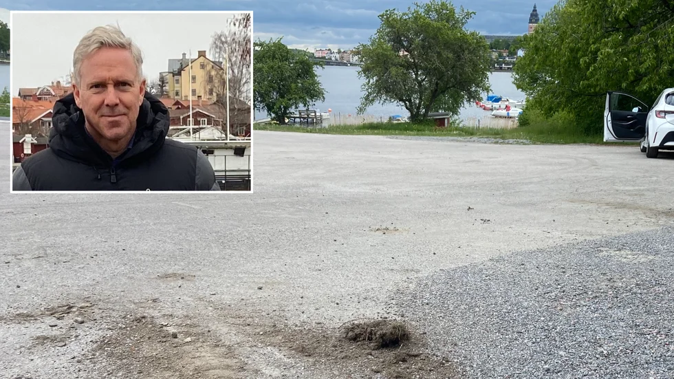 Abborrbergets parkering har inte var helt symmetrisk men nu förses den för första gången med p-rutor, berättar Anders Ekman på Strängnäs kommun. Omkring 15 bilar kommer att kunna stå där samtidigt (p-skiva behövs inte).