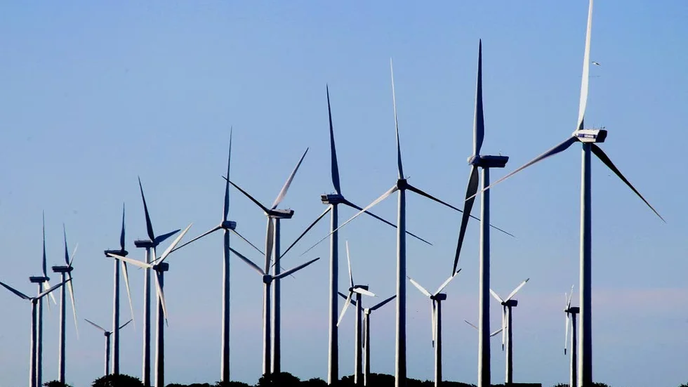 Vindstilla. Varför ger inte fastlandskabeln en endaste kilowatt när fastlandskabeln havererar, undrar Einar Fjellman.
