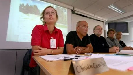 Presskonferens. Claudia Castillo, Miljö- och hälsoskyddskontoret, Mats-Ola Rödén, Miljö- och hälsoskyddsnämnden, miljöåklagare Ingvar Wennersten, miljöutredare Mikael Åslund och Lars-Olov Larsson, miljötekniker på polismyndigheten i Stockholms län var alla med vid polisens presskonferens på onsdagen.