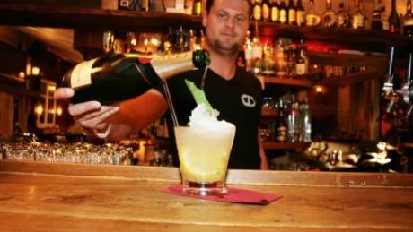 bartender. Sebastian ´Basse´ Åstrand häller upp skumpa i sin favoritdrink, passande nog kallad Basse.