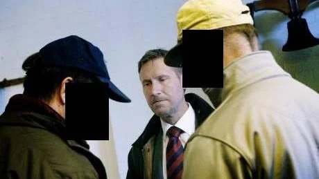 Den 45-årige mannen och hans försvarare Lars Dahlström. Till höger 46-åringen som för polisen och tingsrätten erkänt en del av det han anklagas för.