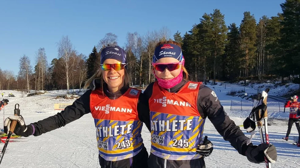 Klubbkompisar. Lovisa Modig (t.v) och Clara Auland tävlar båda för Sävast och vet hur man ska klä sig för vinterträning.