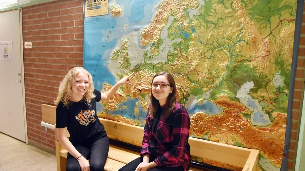 Bryssel. "Hit ska vi." Olivia Sandberg och Julia Berg är ungdomsambassadörer på Björknäsgymnasiet och ska åka till Bryssel.