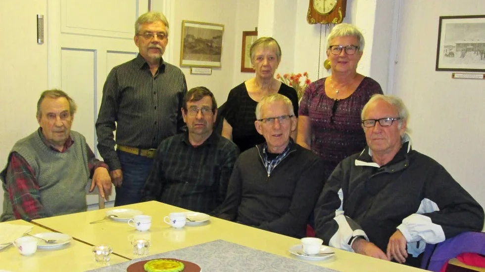 STUDIEGRUPPEN. Deltagarna är Uno Svensson, Gunnar Lindbäck, Kjell Tingvall, Ture Fredriksson, Lars Henriksson, Gudrun Persson och Elisabeth Brännström. Erik Johansson saknas på bilden.