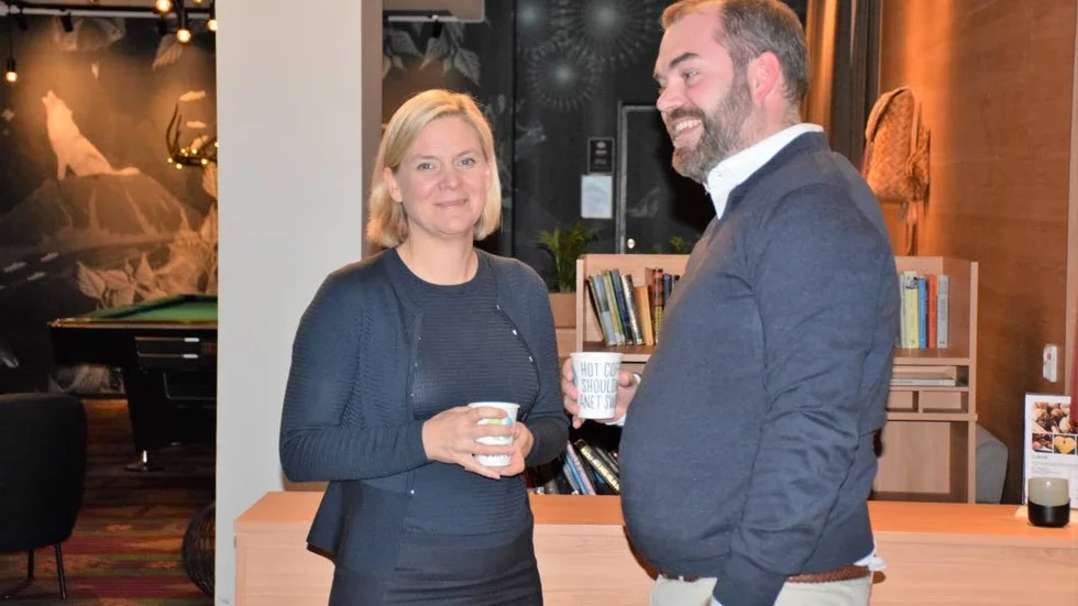 På besök i Norrbotten. Magdalena Andersson och partikollegan Fredrik Lundh Sammeli som är riksdagsledamot från länet.