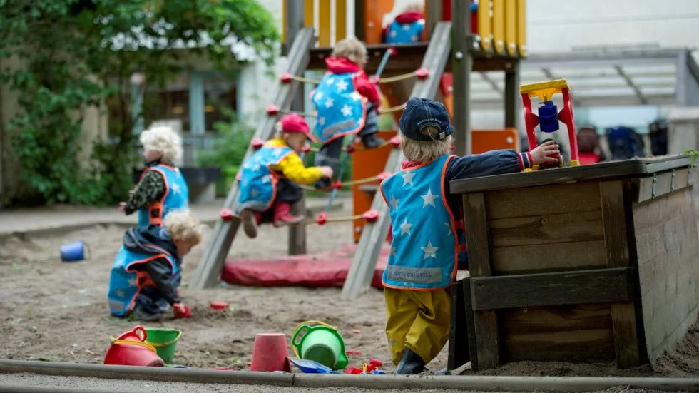 Kö. I tre år har Kids Corner bedrivit förskola i Harads med målsättningen att erbjuda en trygg plats. Verksamheten har blivit populär och det finns en kö för att kunna börja där. Barnen på bilden har ingen anknytning till texten.