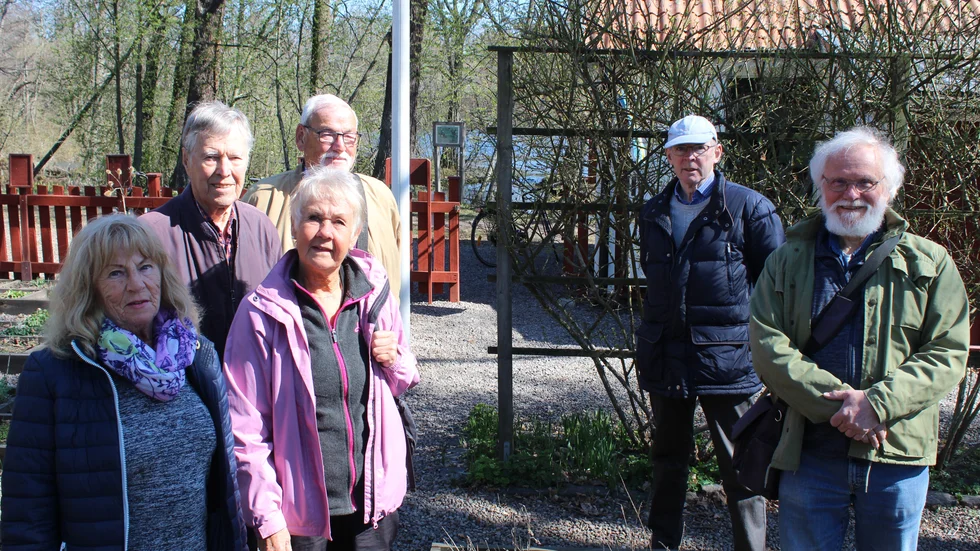Idag är det vårstädning och Öppet hus hos Brostugans Örtagårdsförening. Från vänster ses  medlemmarna Anita Lindroth, Fay Klemets, Tina Andersson, Bengt Lagerlöf, Bo Händel och Jan Persson.
