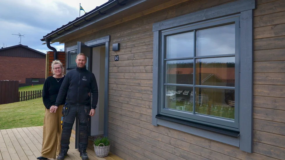 Äntligen kan Lotta Thörnqvist och Fredrik Stejdahl välkomna den första hyresgästen i den totalrenoverade huslängan på Gärdet.