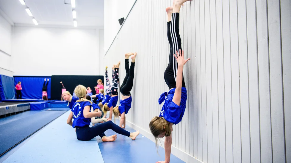 Aktiva i GF Uppsalaflickorna tränar gymnastik. Arkivbild.