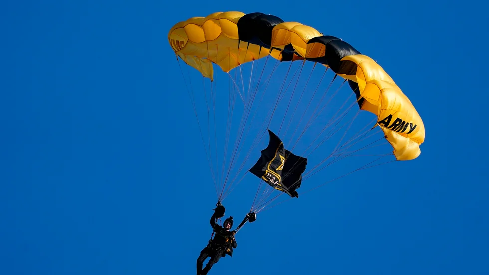 Flygplanet sågs som ett hot i onsdags– men innehöll i själva verket USA:s armés uppvisningsfallskärmshoppare Golden Knights.