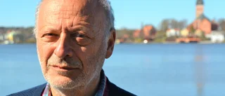 Sjukdomsbeskedet fick Patrik Uhlmann att börja skriva – släpper bok med anekdoter: ✓Mötte DDR:s statschef i Mariefred ✓Slickades i ansiktet av tiger