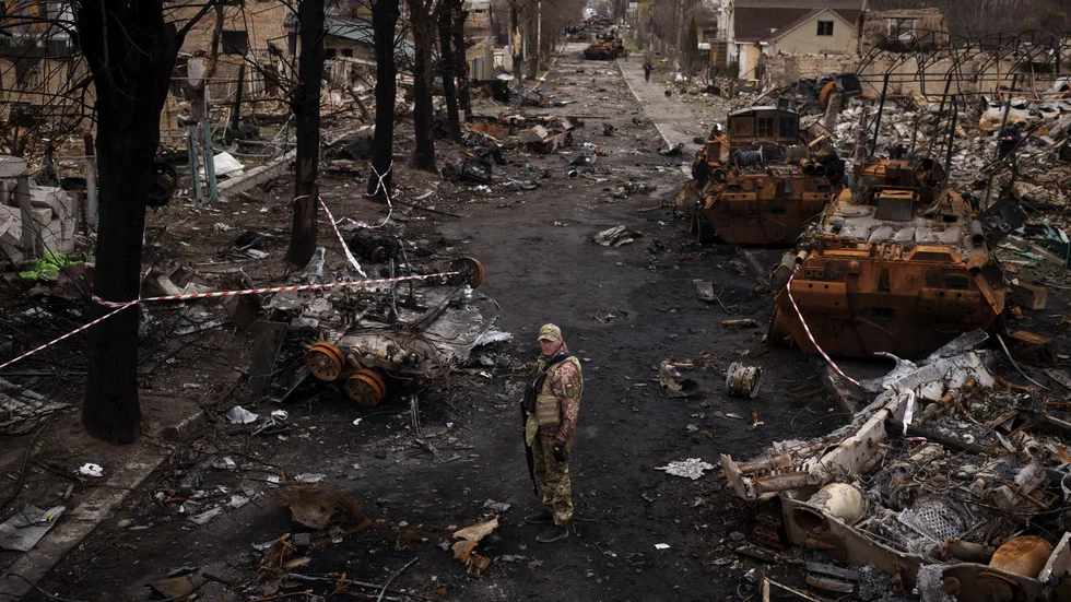 En ukrainska soldat i Butja efter att Ryssland dragit sig tillbaka från staden. Arkivbild.