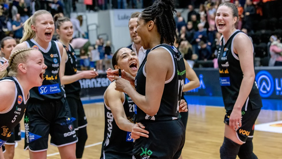 Bria Goss hyllas av lagkamraterna efter hennes 31 poäng i matchen mot Norrköping.