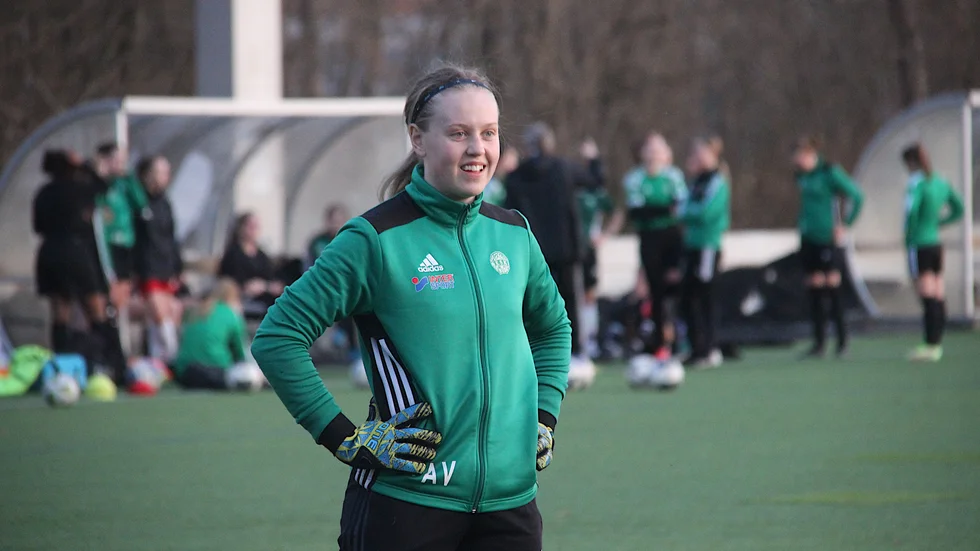 Agnes Vilén säger att hon har en bra känsla inför division 2-premiären. Förra året var hon nyförvärvet från Norrby som skulle stå i juniorlaget, nu har hon ett års rutin med herrlagsträningar och flera landslagssamlingar.