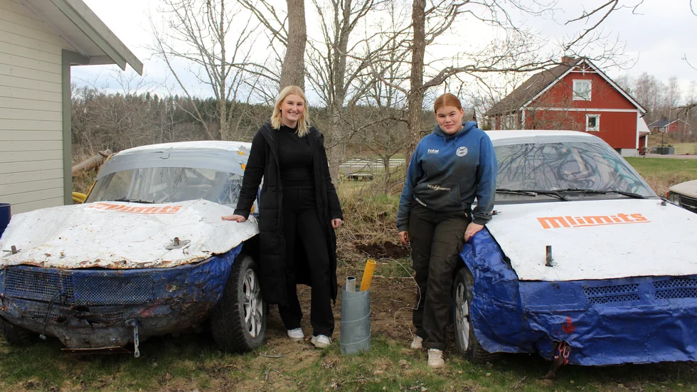 Folkracesystrarna Engla och Alice Johansson vid två av fordonen som de tävlat med på senare tid.