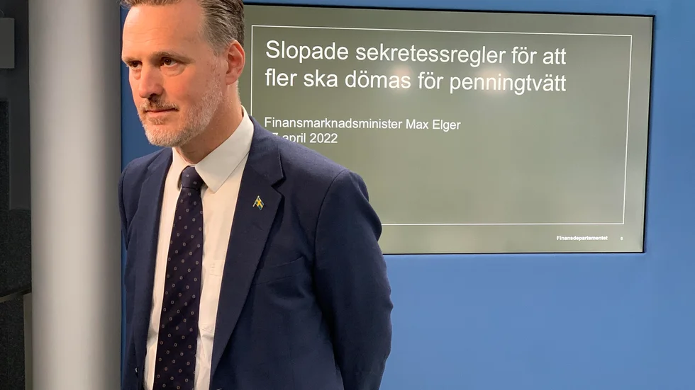 Finansmarknadsminister Max Elger (S) vid en pressträff om regeländringar för att göra det lättare att motverka penningtvätt.