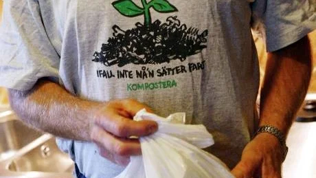 Iförd passande miljötröja tar Björn Fransson hand om den lilla påsen med hushållssopor.