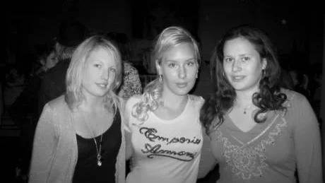 Tove Engström från Slite, Amanda Strehlenert från Visby och Katharina Stark från Rone går på Donnergymnasiets samhällsprogam med kulturinriktning och i januari genomför de ett volontärarbete i Moldavien med fokus på ett barnhem i Europas fattigaste land. Inför resan bedriver de ett insamlingsarbete till barnen, som här under en elevkonsert i Metodistkyrkan i Visby där de sålde kaffe i pausen.