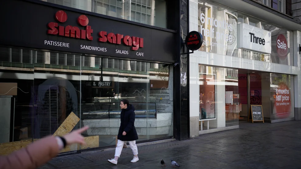 Ett kafé som har fått stänga sin verksamhet på Oxford Street i London. Kraftigt ökad inflation slår mot de brittiska hushållen som nu får försöka spara pengar. Arkivbild.