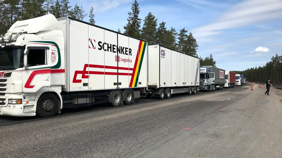 Långa köer bildades på riksväg 23/34 mellan Hultsfred och Målilla i samband med asfaltering av vägen.