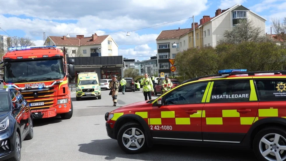 Räddningstjänst och polis kallades till Hagebygatan där en cyklist blev påkörd vid lunchtid på söndagen.