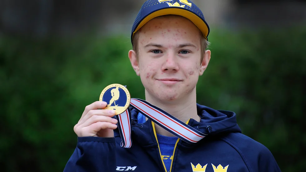 Tim Almgren, ex-ESK:aren, visar stolt upp sitt VM-guld.