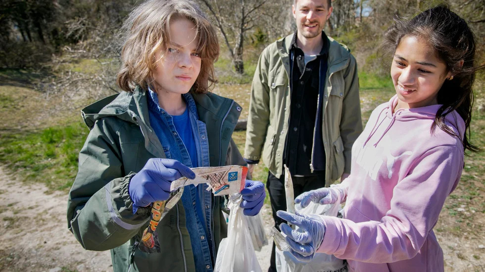 På måndagen plockade en skolklass från Polhemskolan skräp i norra Visby. När Åke Kalm trodde att han var färdig hittade han ett gäng riktigt gamla chokladpapper på marken. "De har utgångsdatum 2014, och det står OS 2012 på dem", säger han. I mitten läraren Jesper Wolter och till höger klasskamraten Hasti Youssefi.
