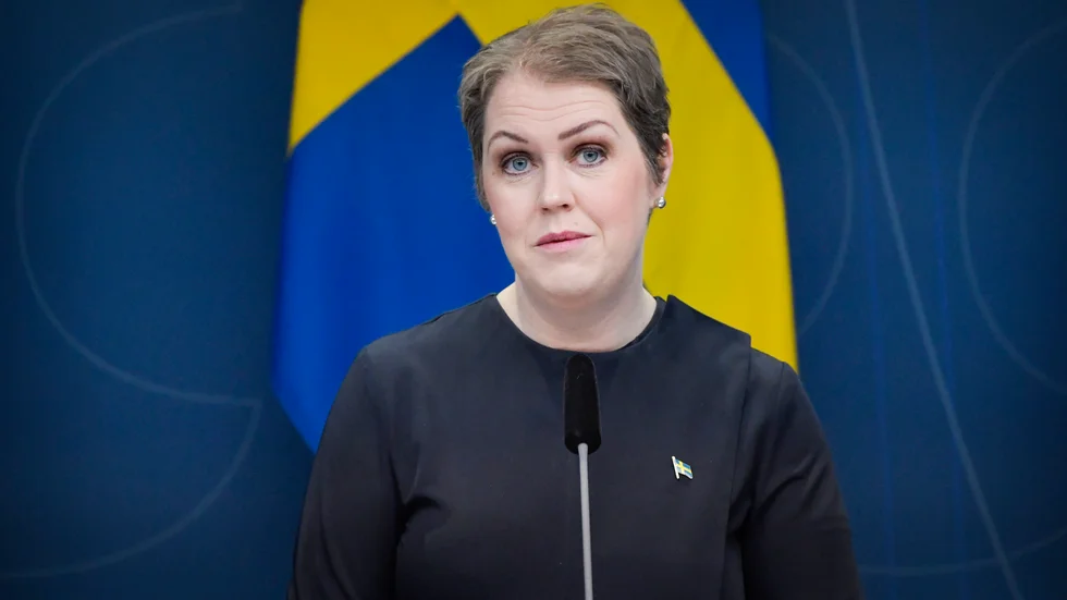 Lena Hallengren är socialminister och har därmed ansvar för Hälso- och sjukvårdslagen och Patientlagen som bland annat reglerar den kommunala äldreomsorgen. Hallengren behöver ta krafttag för att bistå kommunern att leva upp till lagarna. Vilket enligt IVO inte är fallet idag. 