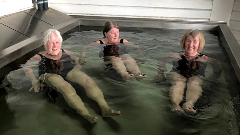 Lena Esbjörnsson, Gunnel Granström Monica Stenlund, SPF Häggen, njöt av det varma badet.