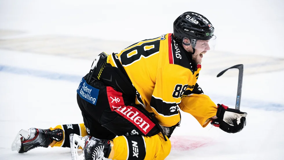 Joonas Rask tvingades krypa hela vägen till andra sidan isen då han tappade skenan efter en tackling. 