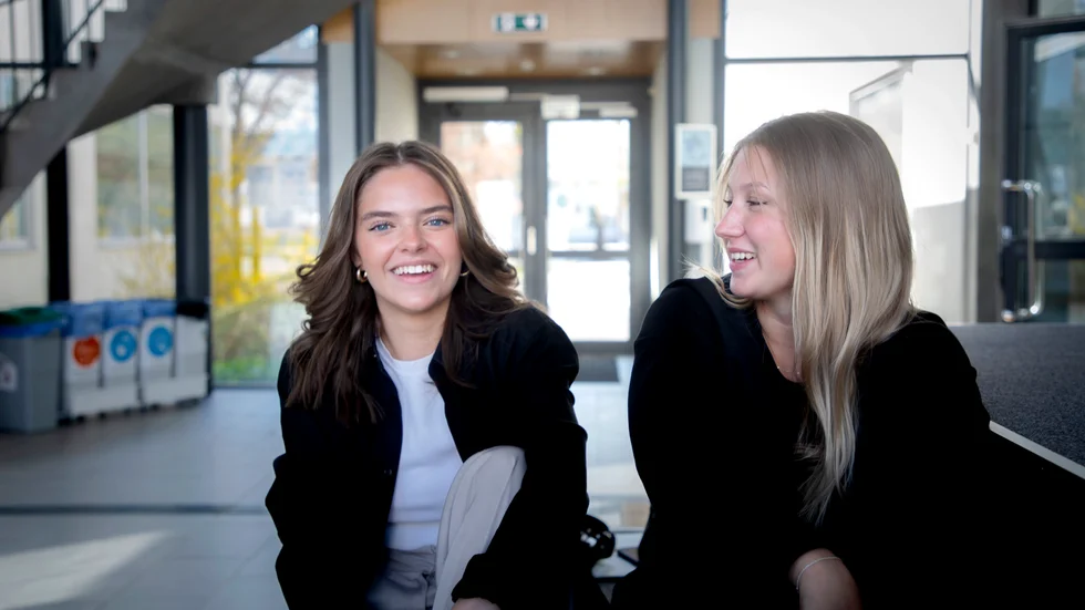 Moa Palmqvist och Ängla Wernekull är två medlemmar av studentkommittén som planerat studenten 2022 sedan hösten 2021. Bland annat har de valt bort några av de traditionella aktiviteter som kostar pengar, som en fest på Kallis på studentdagen, till förmån för sådant som man inte behöver lägga en krona på om man inte själv vill, berättar de.