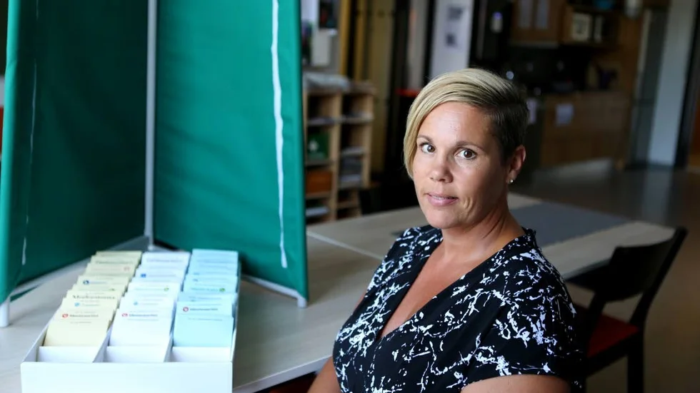Den mobila röstningslokalen består av den gröna skärmen och en låda med valsedlar, här uppvisat av  valnämndens sekreterare Jenny Molin.