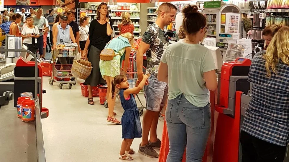 Kö. ICA Supermarket Hemse hyllas på Facebook efter att personalen hanterat ett strömavbrott i rusningstid på ett föredömligt sätt.