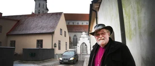 Sexanklagad präst har konfirmander igen
