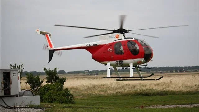 Besiktning. Under augusti och september kontrolleras 183 mil luftledning på Gotland, med en lågt flygande helikopter.