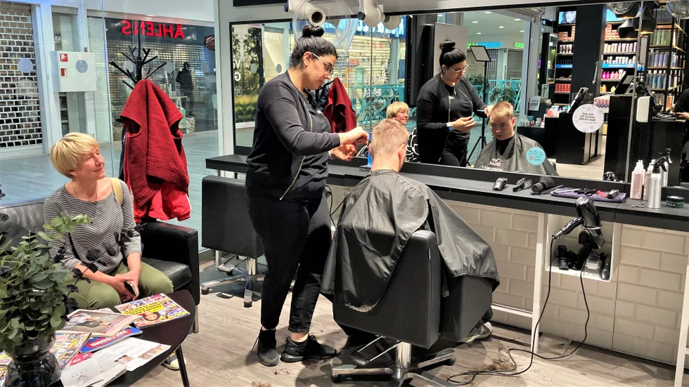 Nikita Hair i Nyköping bjuder ukrainska flyktingar på gratis klippning varje tisdag mellan 8.00 och 10.00.