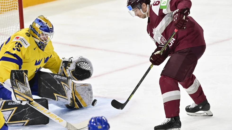 Linus Ullmark avvärjer när Lettlands Nikolajs Jelisejevs är framme och oroar. Ullmark höll nollan i 1–0-segern.