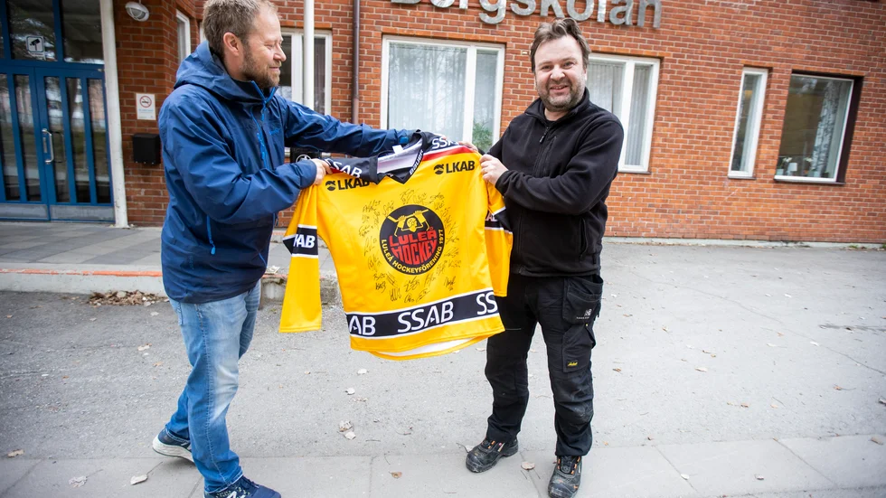 Reportern Anders Appelgren överlämnar den signerade matchtröjan till Marcus Drugge. 