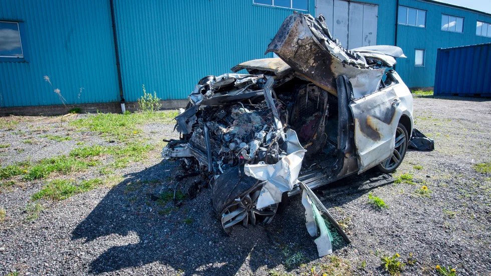 Bilen som tre personer färdades i när de frontalkrockade med en minibuss på E4 norr om Nyköping.